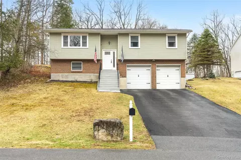 45 Raker Rd, Poughkeepsie, NY 12603