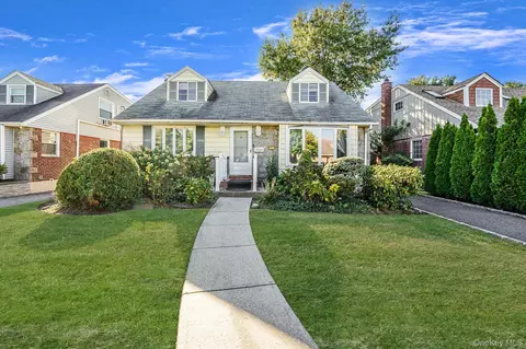 43 Shortridge Dr, North Hempstead, NY 11501