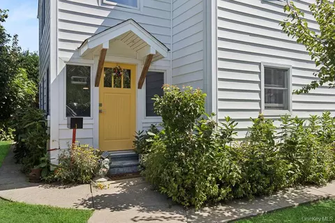 1 Leo St, Patchogue, NY 11772