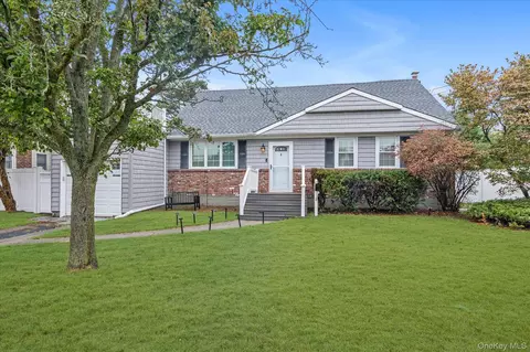 35 Burling Ln S, West Islip, NY 11795