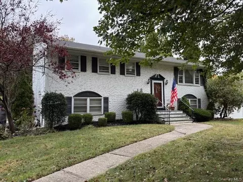 59 Edgewood Ave, Oakdale, NY 11769