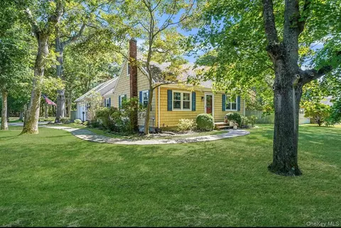 50 Head Of The Neck Rd, Bellport, NY 11713