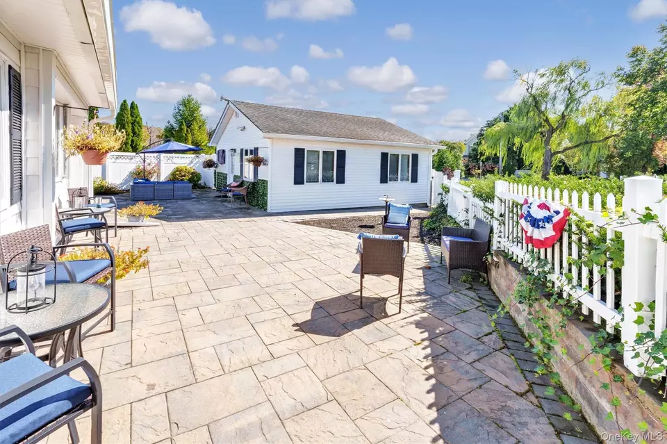 Exterior - 117 Middlesex Ave, Oakdale, NY 11769 photo 4 of 6