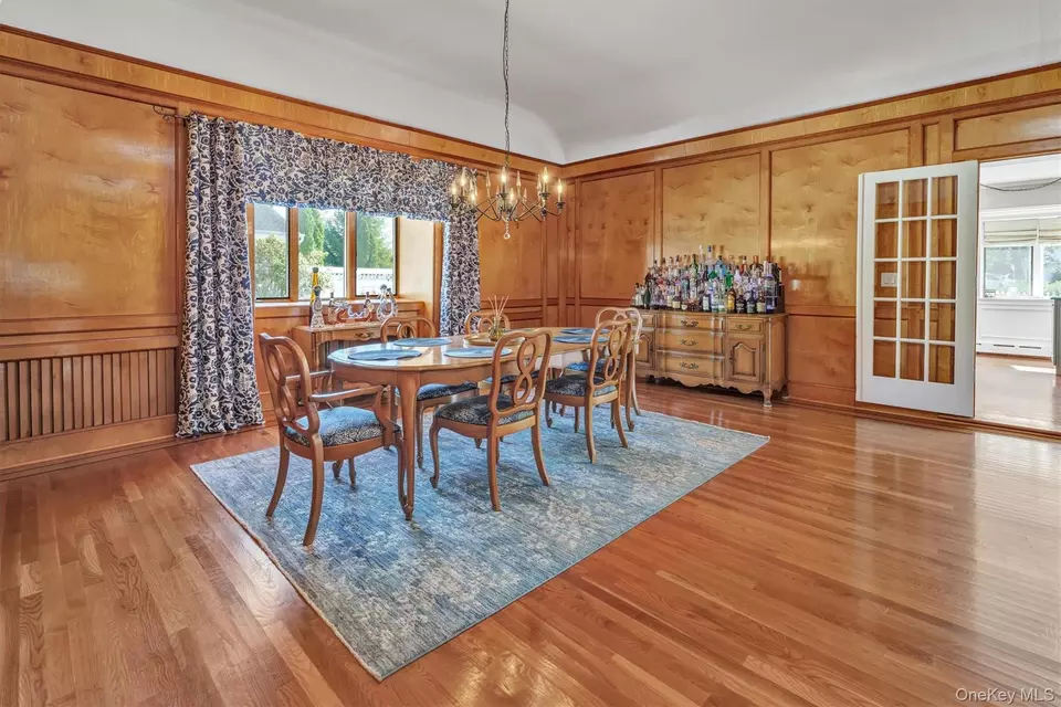 Dining - 117 Middlesex Ave, Oakdale, NY 11769 photo 2 of 2