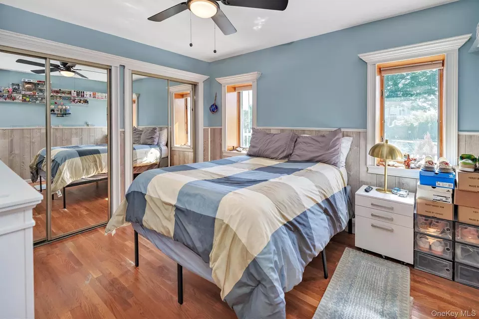 Bedroom - 117 Middlesex Ave, Oakdale, NY 11769 photo 3 of 4