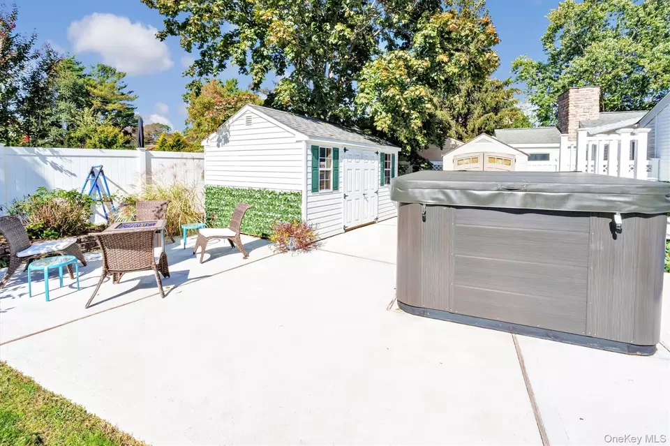 Exterior - 117 Middlesex Ave, Oakdale, NY 11769 photo 5 of 6