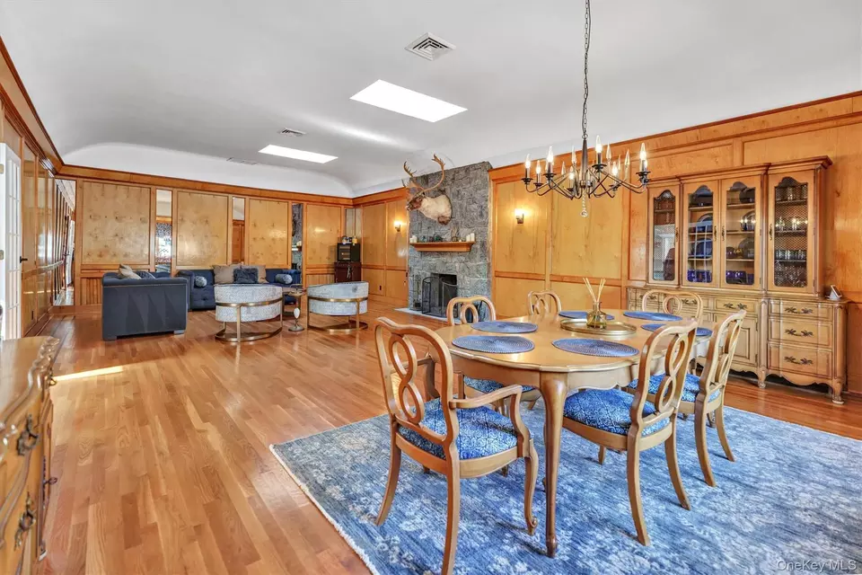 Dining - 117 Middlesex Ave, Oakdale, NY 11769 photo 1 of 2