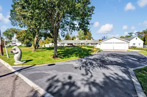 Exterior - 117 Middlesex Ave, Oakdale, NY 11769 photo 1 of 6