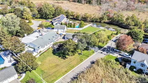 View/Area - 117 Middlesex Ave, Oakdale, NY 11769 photo 1 of 5