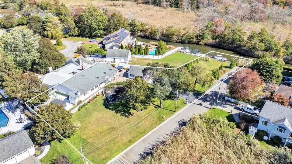 View/Area - 117 Middlesex Ave, Oakdale, NY 11769 photo 1 of 5