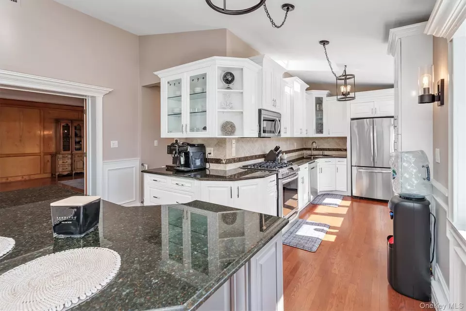 Kitchen - 117 Middlesex Ave, Oakdale, NY 11769 photo 2 of 4