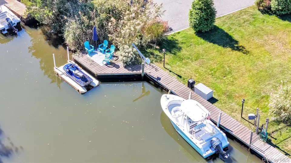 View/Area - 117 Middlesex Ave, Oakdale, NY 11769 photo 5 of 5