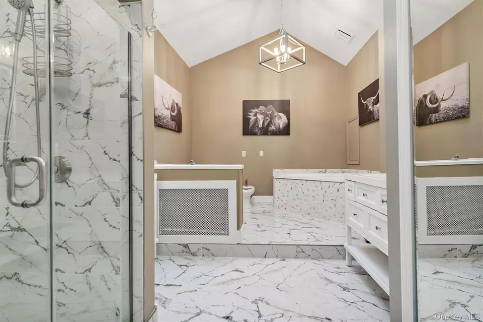 Bath - 117 Middlesex Ave, Oakdale, NY 11769 photo 2 of 3