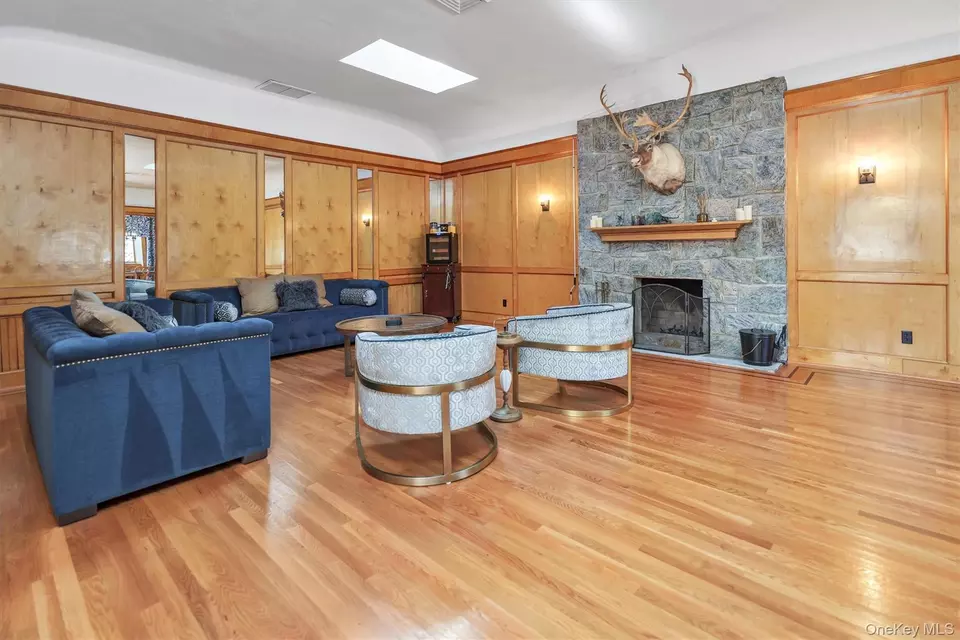 Living - 117 Middlesex Ave, Oakdale, NY 11769 photo 2 of 2