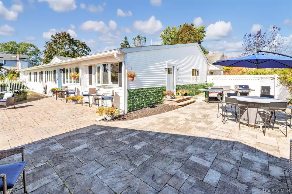 Exterior - 117 Middlesex Ave, Oakdale, NY 11769 photo 3 of 6