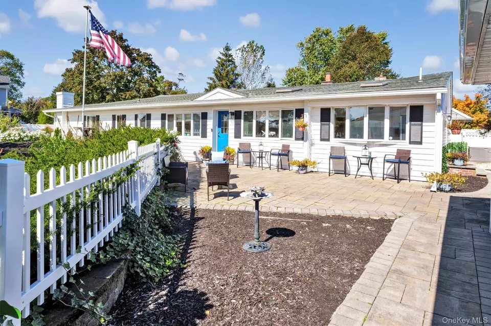 Exterior - 117 Middlesex Ave, Oakdale, NY 11769 photo 2 of 6