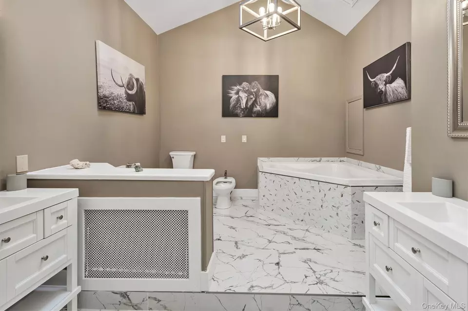 Bath - 117 Middlesex Ave, Oakdale, NY 11769 photo 1 of 3