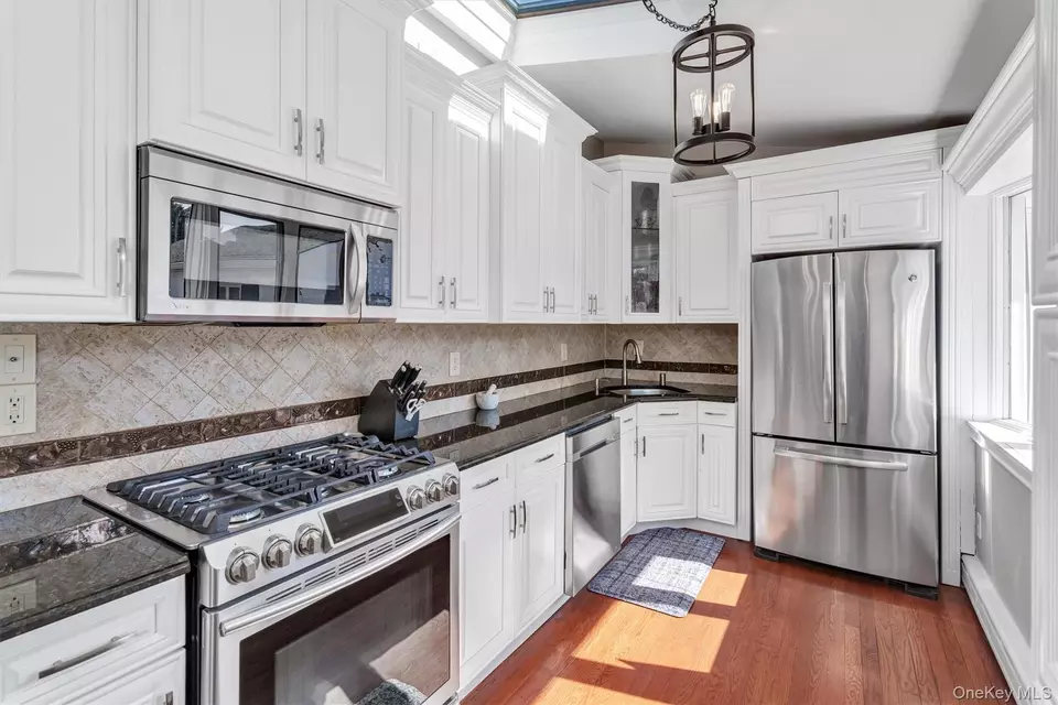 Kitchen - 117 Middlesex Ave, Oakdale, NY 11769 photo 3 of 4