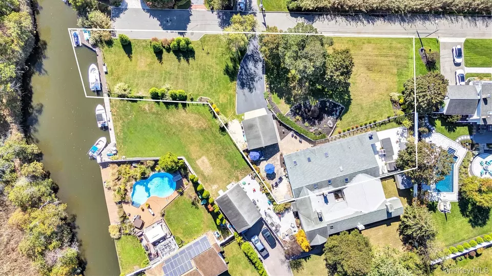 View/Area - 117 Middlesex Ave, Oakdale, NY 11769 photo 3 of 5