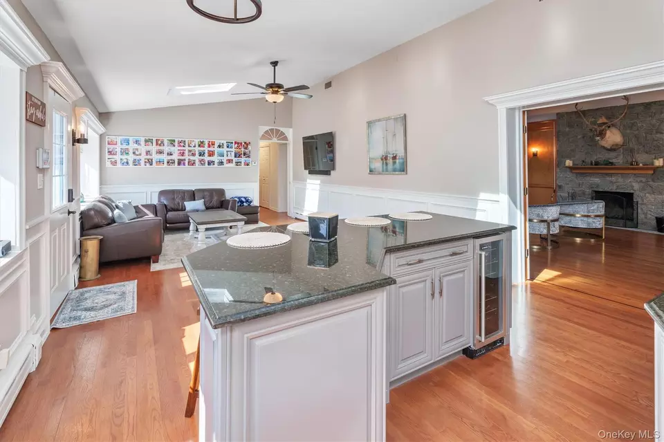 Kitchen - 117 Middlesex Ave, Oakdale, NY 11769 photo 4 of 4