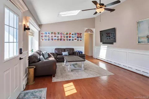 Living - 117 Middlesex Ave, Oakdale, NY 11769 photo 1 of 2