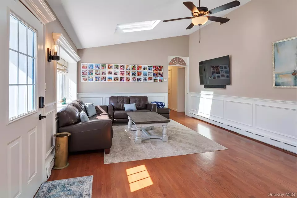 Living - 117 Middlesex Ave, Oakdale, NY 11769 photo 1 of 2