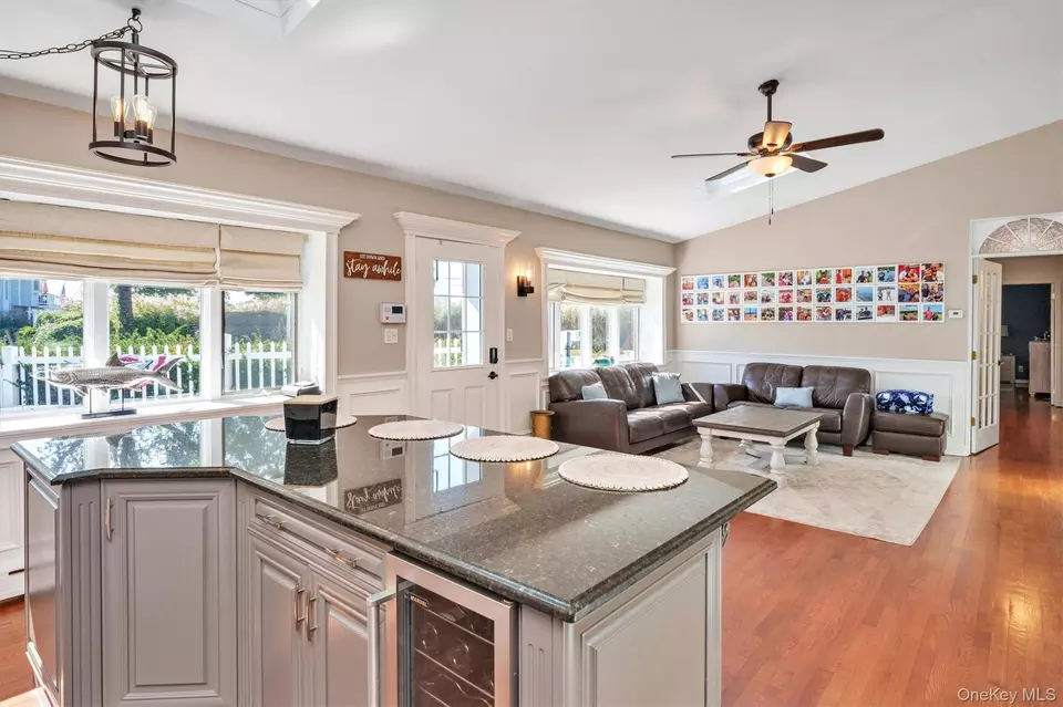 Entry Way - 117 Middlesex Ave, Oakdale, NY 11769 photo 1 of 2