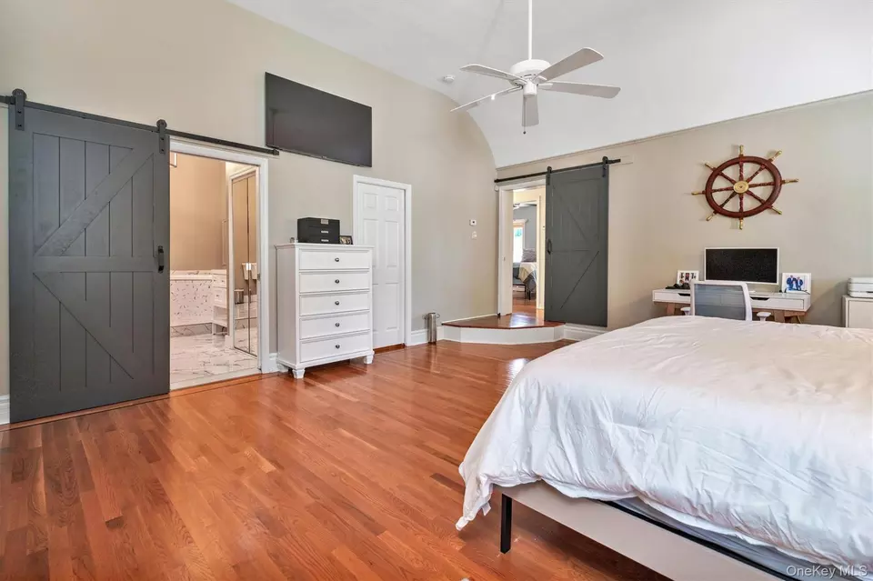 Bedroom - 117 Middlesex Ave, Oakdale, NY 11769 photo 2 of 4