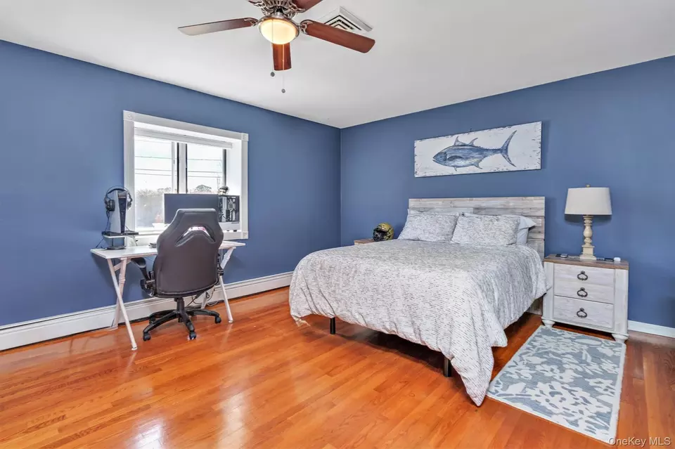 Bedroom - 117 Middlesex Ave, Oakdale, NY 11769 photo 4 of 4