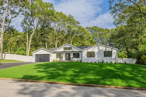 29 Seward Dr, Dix Hills, NY 11746