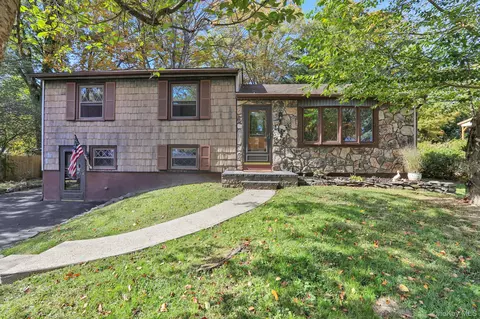 10 Benton Rd, Poughkeepsie, NY 12603