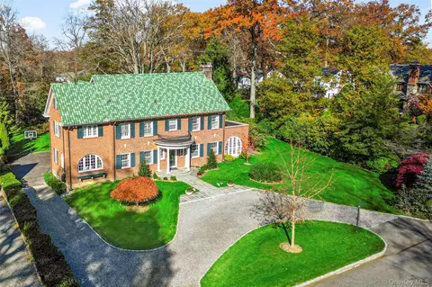 290 Overlook Rd, New Rochelle, NY 10804