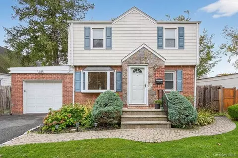 453 Andrews Rd, North Hempstead, NY 11501