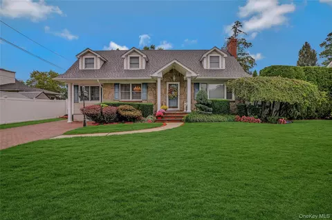 45 Manchester St, North Hempstead, NY 11590