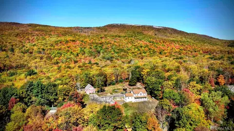 557 Oregon Trl, Shawangunk, NY 12566