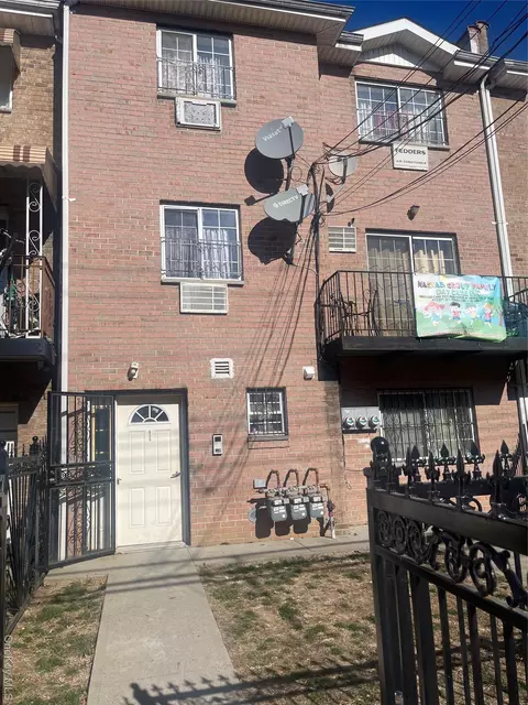 835 E 221st St, New York, NY 10467