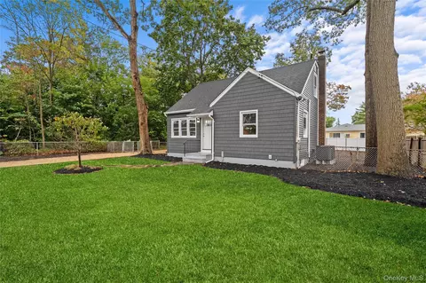 78 Phelps Ln, North Babylon, NY 11703