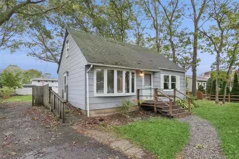 15 Poncho Dr, Mastic, NY 11950