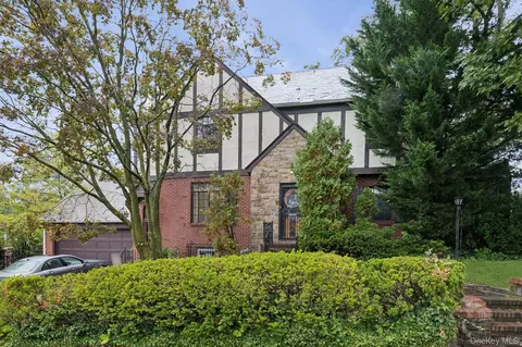 18015 Dalny Rd, Jamaica, NY 11432