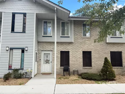 25 Cheyenne Ct #25, Coram, NY 11727