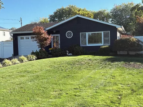 46 Patchogue St, Patchogue, NY 11772