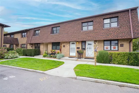 211 Mariners Way, Copiague, NY 11726