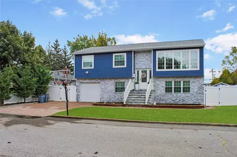 125 Spruce St, Lindenhurst, NY 11757
