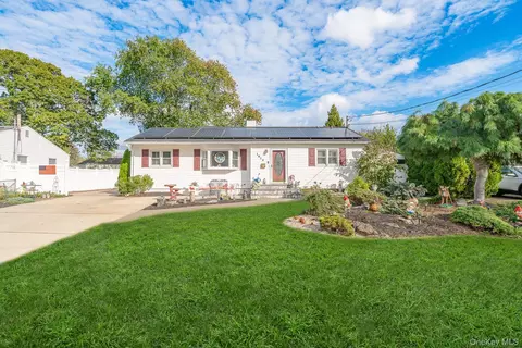 1019 Carll Dr, Bay Shore, NY 11706