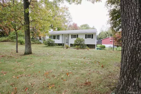 7 Margaret Dr, Hyde Park, NY 12538