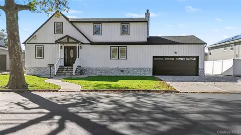 219 Granada Pkwy, Lindenhurst, NY 11757