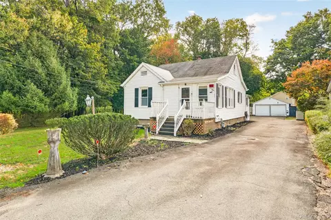 18 Oakwood Rd, Clarkstown, NY 10954