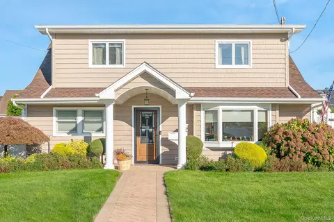 3 Roxbury Ln, Massapequa, NY 11758