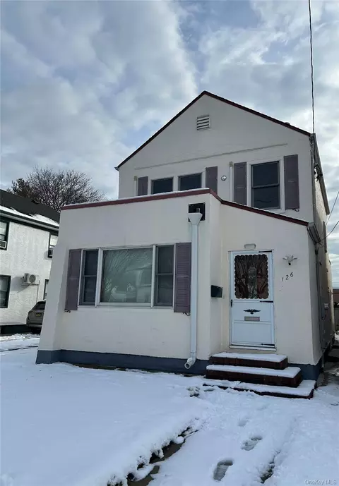 126 2 St, North Hempstead, NY 11040