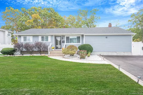 21 Francisco Ave, Central Islip, NY 11722